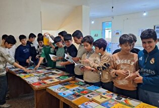 اهدا ۱۳۵ جلد کتاب و تجلیل از برترین های کتابخوانی رضوی در اردبیل