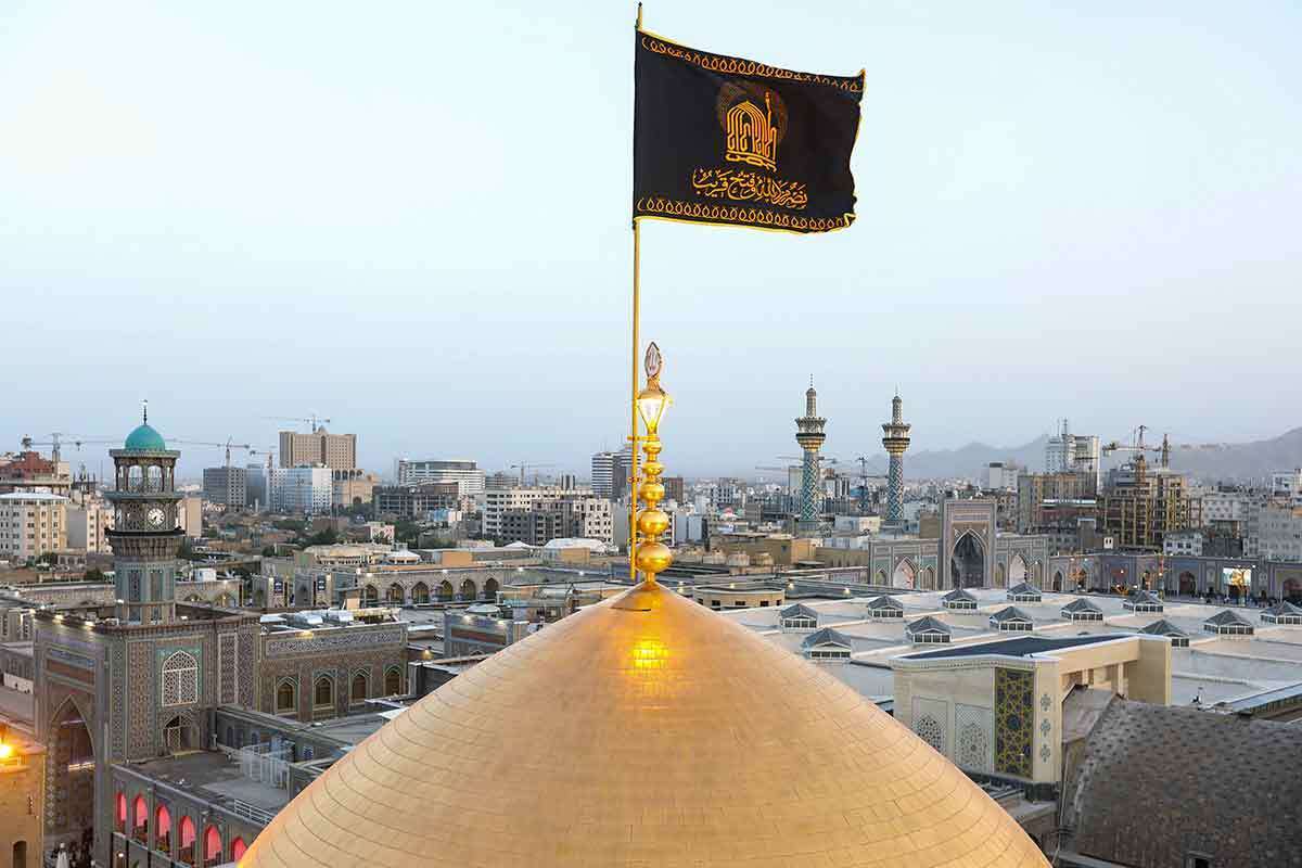 عکس با کیفیت : پرچم عزا گنبد حرم امام رضا علیه السلام