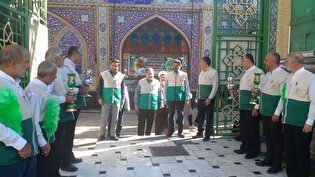 تجدید میثاق مسؤلان مرکز خادم‌یاری و کانون‌های خدمت رضوی بنیاد کرامت با شهدا در گلزار شهدای امامزاده یحیی سمنان