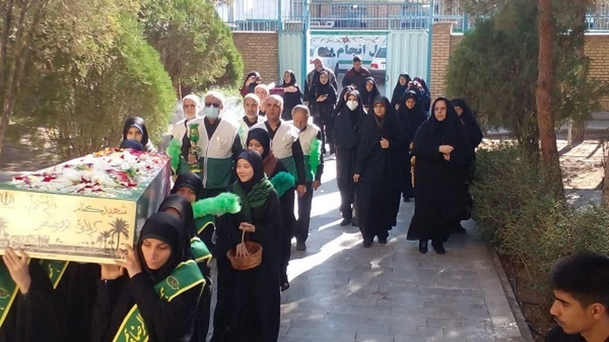 استقبال از پیکر شهید گمنام در «چهارشنبه‌های امام‌رضایی» در دبیرستان دخترانه سما سمنان