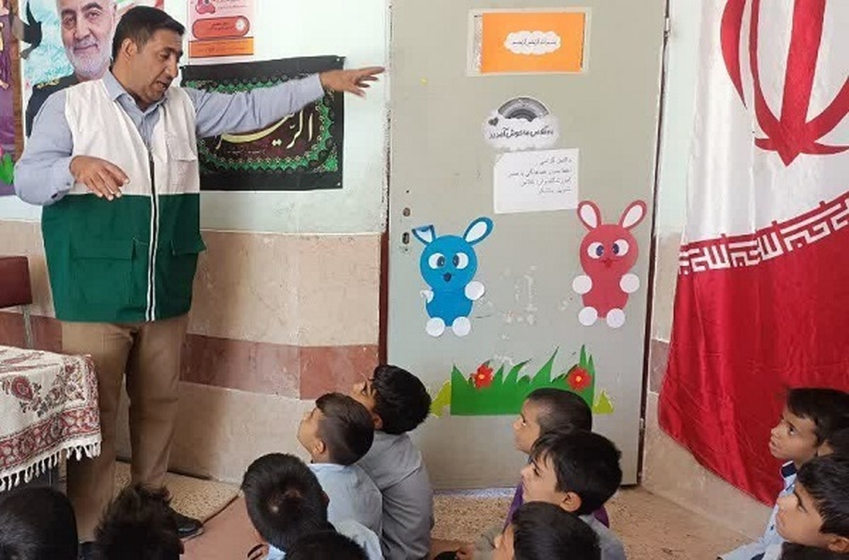 اهدای  ۲۵۰جلد کتاب به دانش آموزان مناطق کم برخوردار نرماشیر