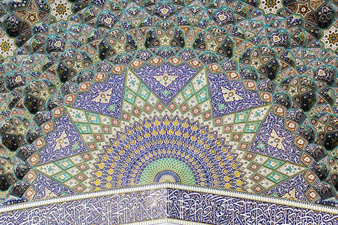 عکس با کیفیت: کاشی‌های ایوان ولی عصر صحن پیامبر اعظم (صلی الله علیه و آله و سلم) حرم مطهر امام رضا علیه السلام