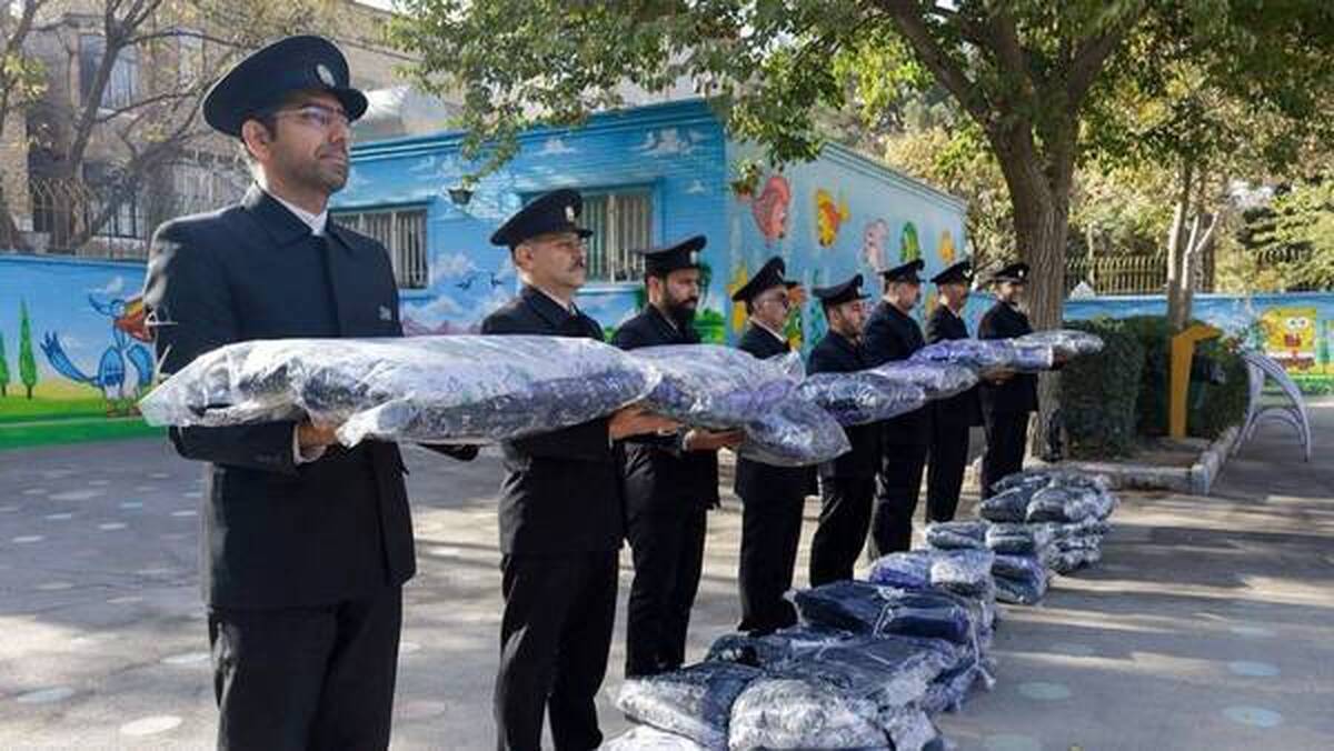 توزیع ۵۰۰ کاپشن میان دانش‌آموزان کم‌برخوردار مشهد با مشارکت خادمان حرم رضوی