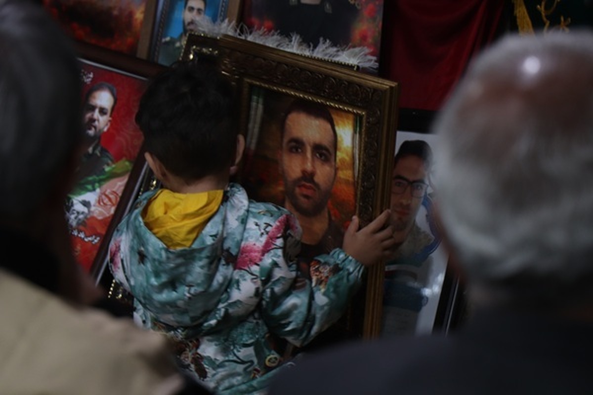 در شب رحلت جانسوز اسوه بی‌بدیل مادران شهدا، بانو ام‌البنین‌ سلام‌الله‌علیها، خادمیاران کانون‌های خدمت رضوی اصفهان با برگزاری مراسم‌های ویژه، از خانواده‌های شهدای اقتدار تجلیل و قدردانی کردند.