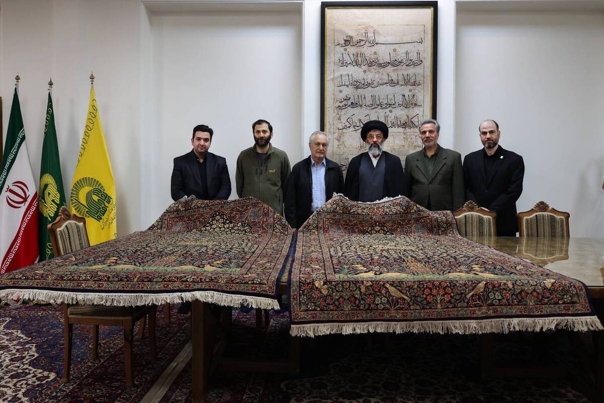 اهدای یک جفت قالیچه نفیس پرده‌ای با قدمت ۱۰۰ ساله به موزه حرم رضوی