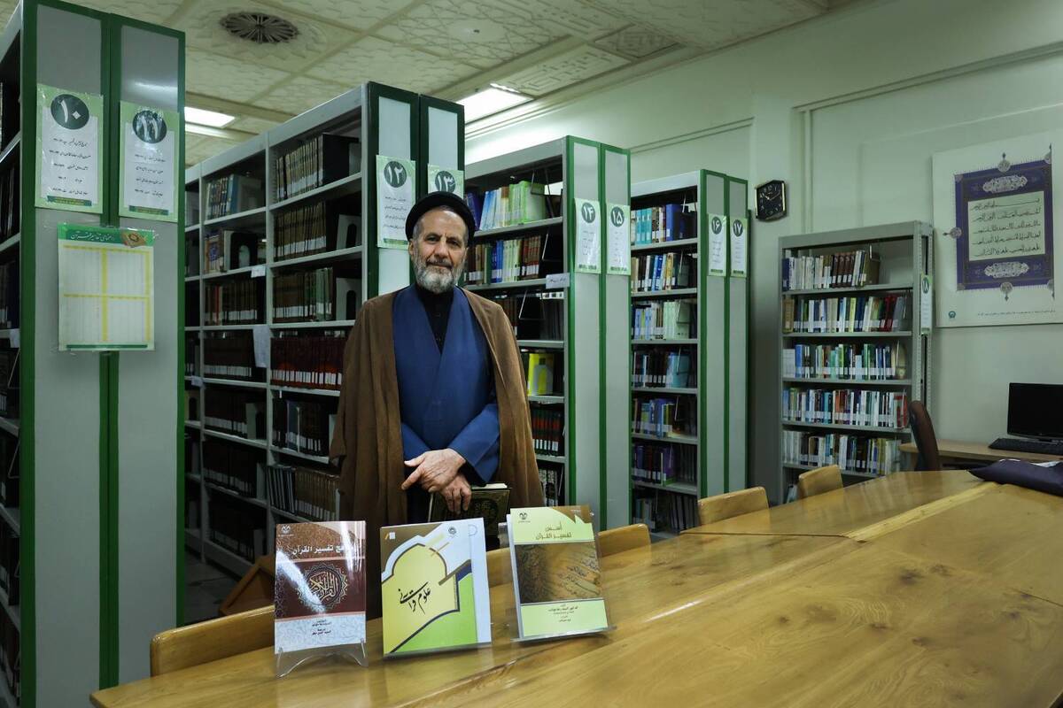 اهدای ۳ عنوان کتاب توسط استاد دانشگاه قم به کتابخانه حرم رضوی