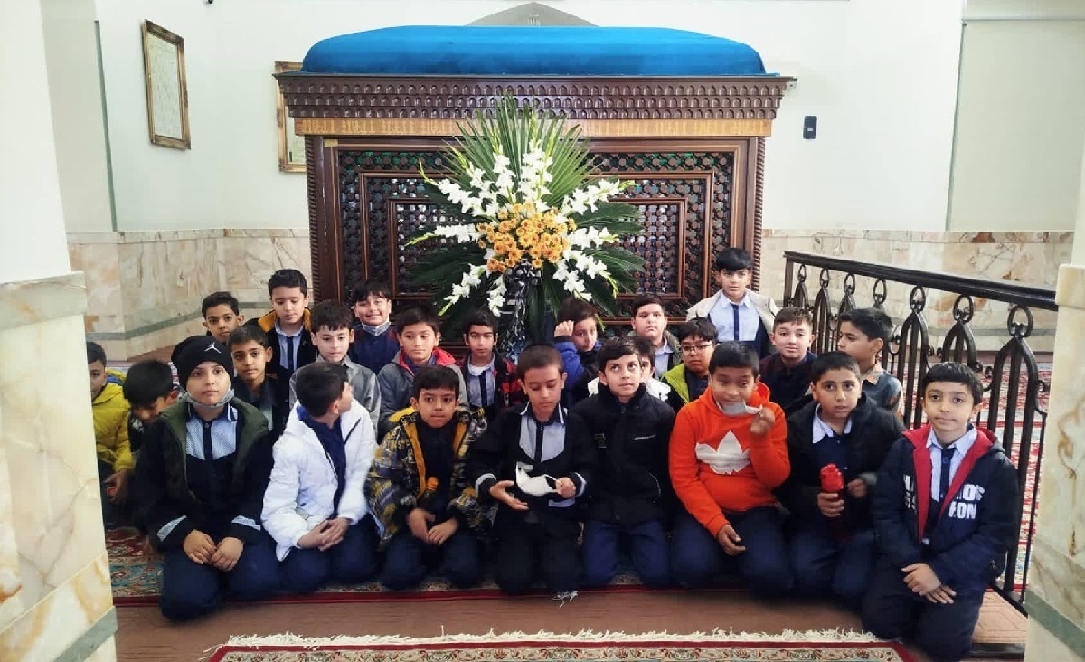 ادای احترام گروهای دانش‌آموزی به مقام والای شهید آیت‌الله مدرس(ره)