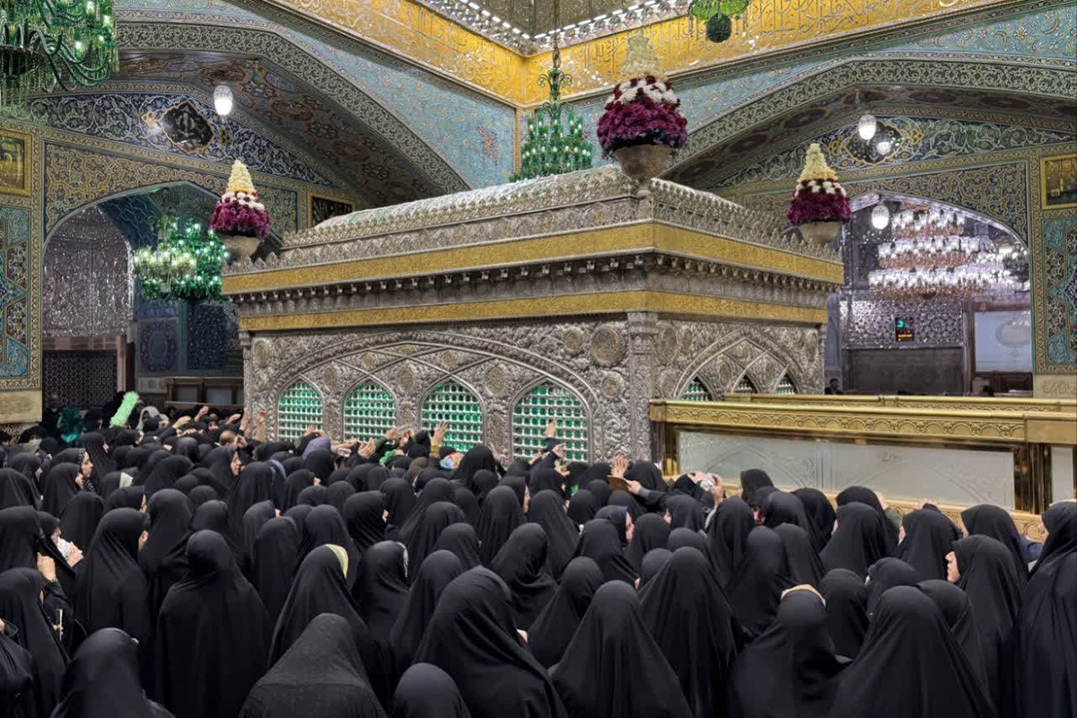 مراسم غبارروبی ضریح مطهر امام رضا (ع) با حضور بانوان برگزار شد