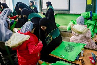 توزیع کاپشن و اقلام فرهنگی توسط خدام حرم مطهر رضوی