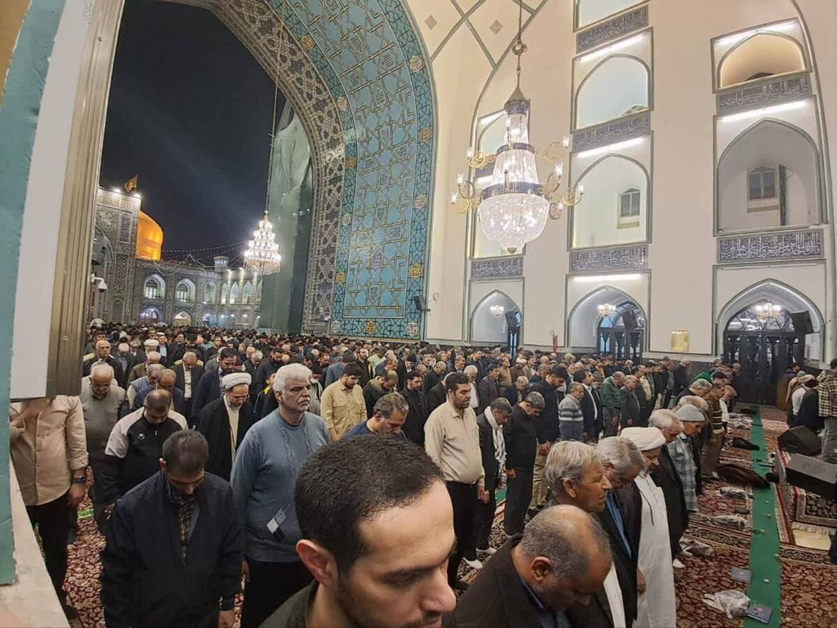 اقامه نماز باران با حضور عزاداران فاطمی در حرم مطهر رضوی