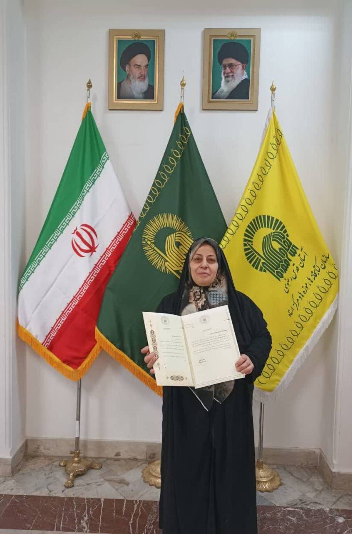 اهدای کتاب توسط بانوی کارآفرین و نویسنده مازندرانی به کتابخانه رضوی