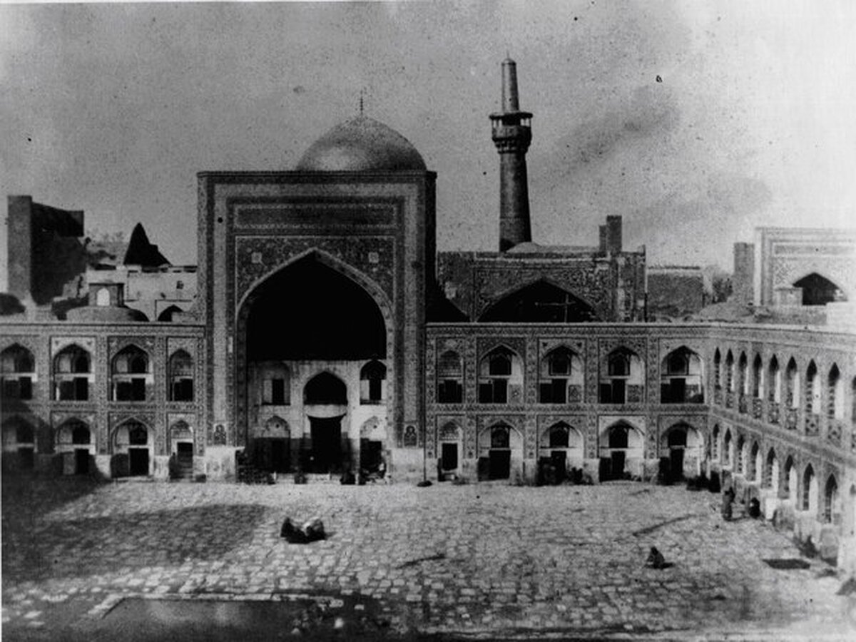 حادثه شامگاه ۲۹ آبان،۱۳۵۷ یکی از هولناک‌ترین جنایات رژیم پهلوی در مشهد بود؛ شبی که مأموران حکومتی با ورود به حرم مطهر امام رضا (ع)، حریم امن رضوی را شکستند و با تیراندازی به مردم عزادار و تظاهرکننده، جمعی را به شهادت رساندند.