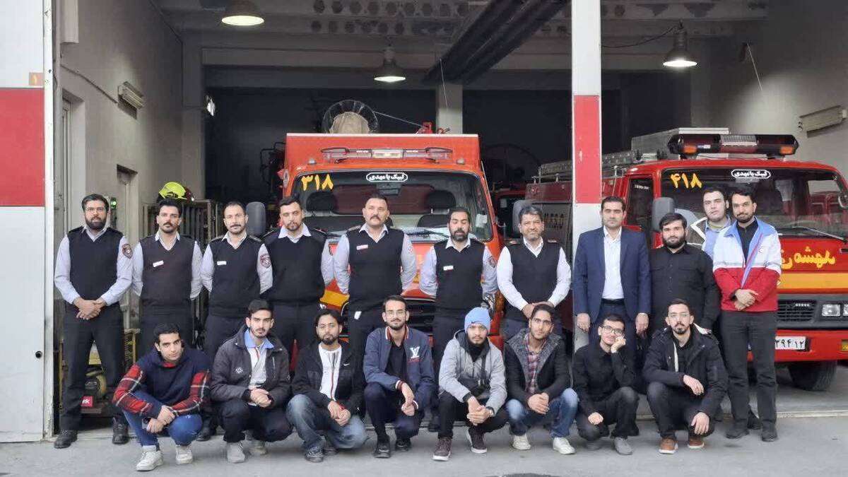 دیدار دانشجویان دانشگاه امام رضا (ع) با خانواده قهرمان آتش‌نشان مشهدی «شهید رضا فخریان»