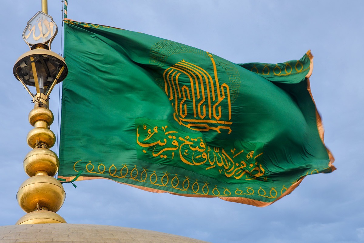 عکس با کیفیت : پرچم گنبد حرم امام رضا علیه السلام