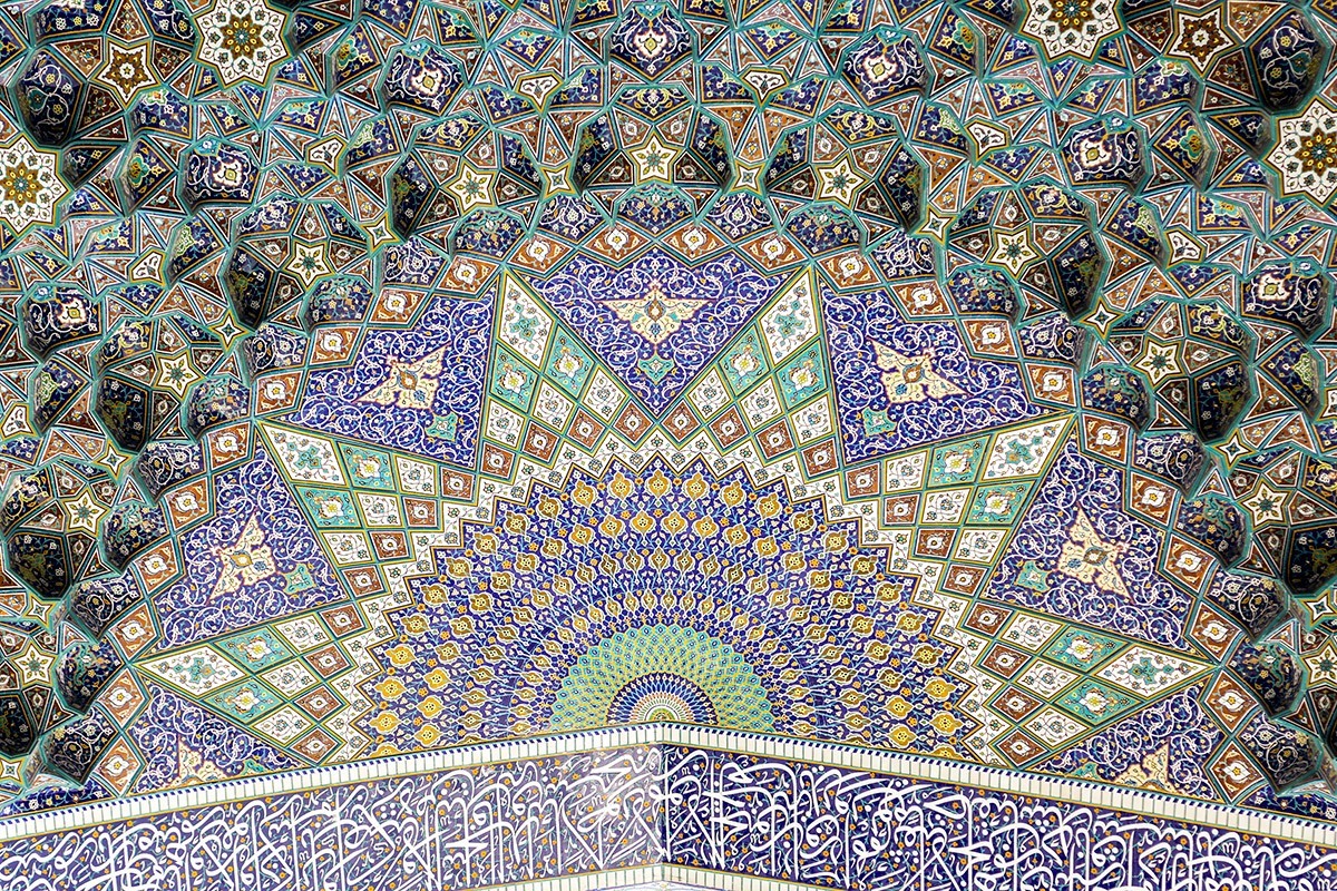 عکس با کیفیت: کاشی‌های ایوان ولی عصر صحن پیامبر اعظم (صلی الله علیه و آله و سلم) حرم مطهر امام رضا علیه السلام