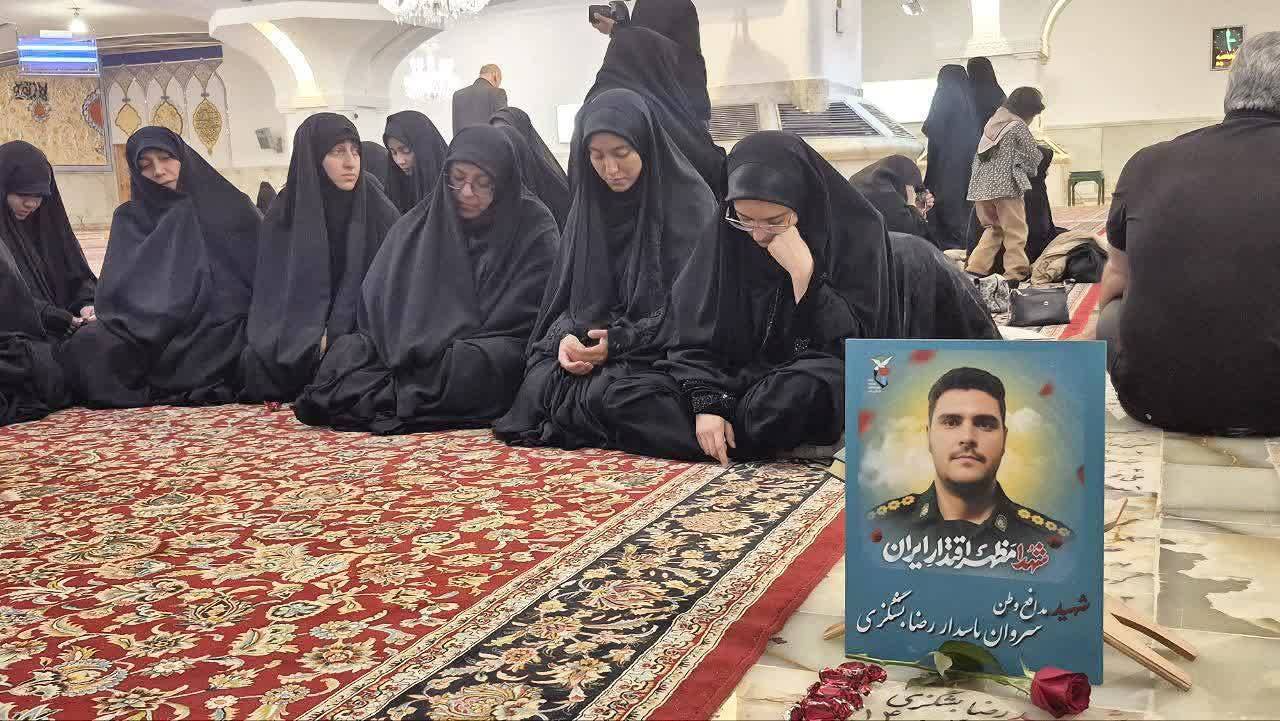 دانشگاهیان بینالمللی امام رضا (ع) با لالههای گلگونکفن جنگ رمضان تجدید میثاق کردند دانشگاهیان بینالمللی امام رضا (ع) با لالههای گلگونکفن جنگ رمضان تجدید میثاق کردند
