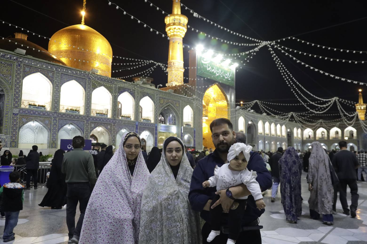 عکس‌ها خبر می‌آورند؛ حکایت مردمانی که در قاب حرم، به یاد «پدر» گریستند
