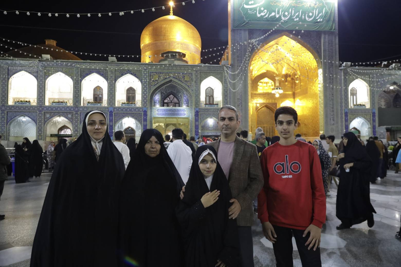 عکس‌ها خبر می‌آورند؛ حکایت مردمانی که در قاب حرم، به یاد «پدر» گریستند