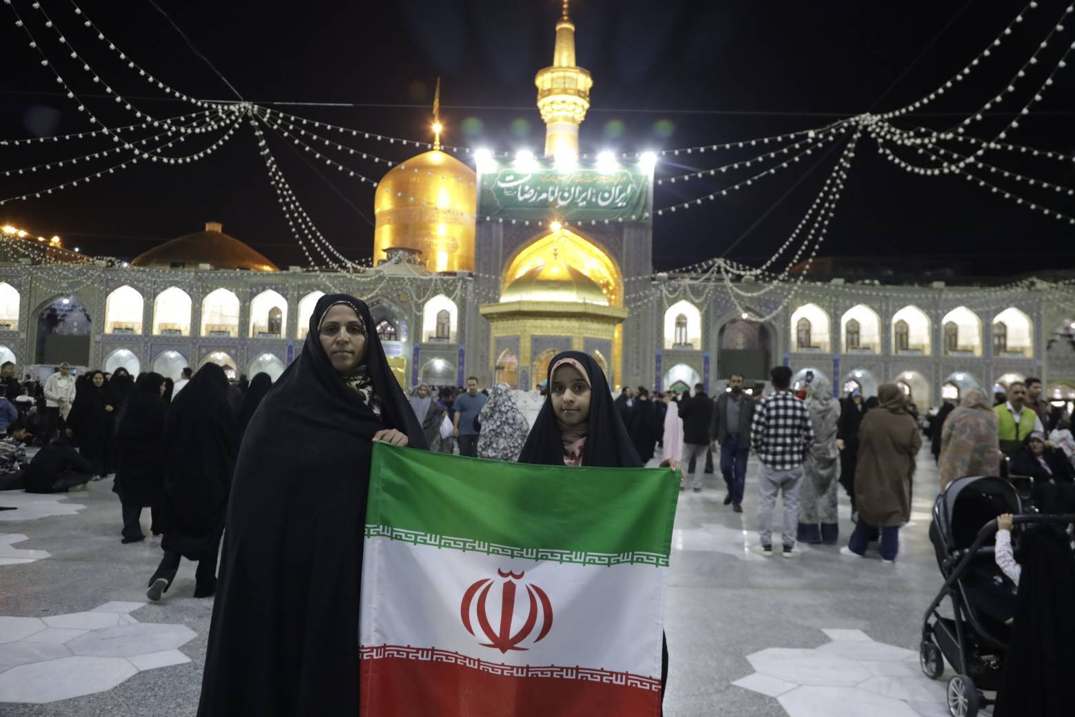 عکس‌ها خبر می‌آورند؛ حکایت مردمانی که در قاب حرم، به یاد «پدر» گریستند
