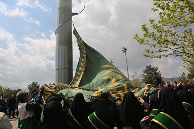 پرچم متبرک «علی ابن موسی الرضا (ع)» بر فراز آسمان کرمانشاه/گزارش تصویری