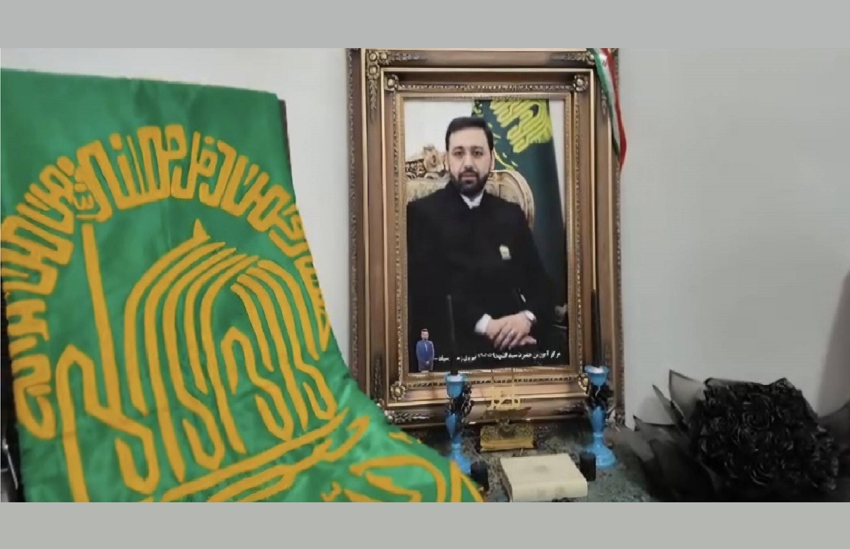 خادمان آستان قدس با پرچم متبرک به دیدار خانواده شهید مالک رحمتی رفتند