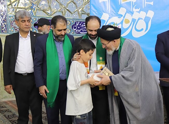 اهدای ۸۰ دستگاه سمعک به دانش‌آموزان احسان‌پذیر در قم از سوی آستان قدس رضوی