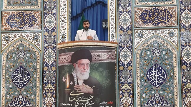 طنین عطر رضوی در میعادگاه نماز جمعه ایلام؛ تجلیل از خادمیاران برگزیده در آغاز دهه کرامت/عکس