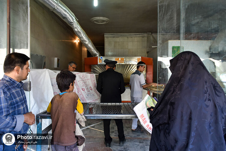توزیع نان صلواتی به مناسبت شهادت امام حسن عسکری در مشهد