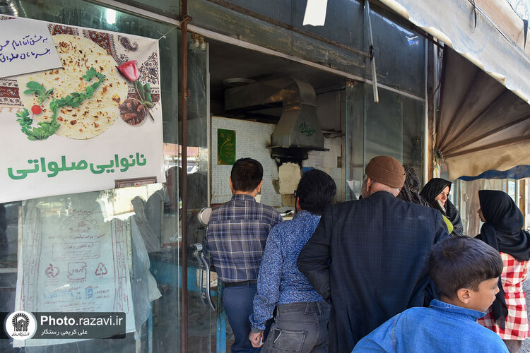 توزیع نان صلواتی به مناسبت شهادت امام حسن عسکری در مشهد