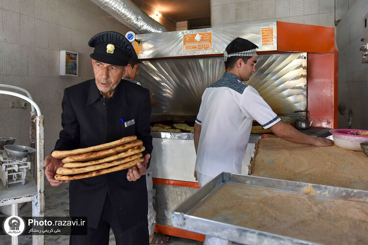 توزیع نان صلواتی به مناسبت شهادت امام حسن عسکری در مشهد