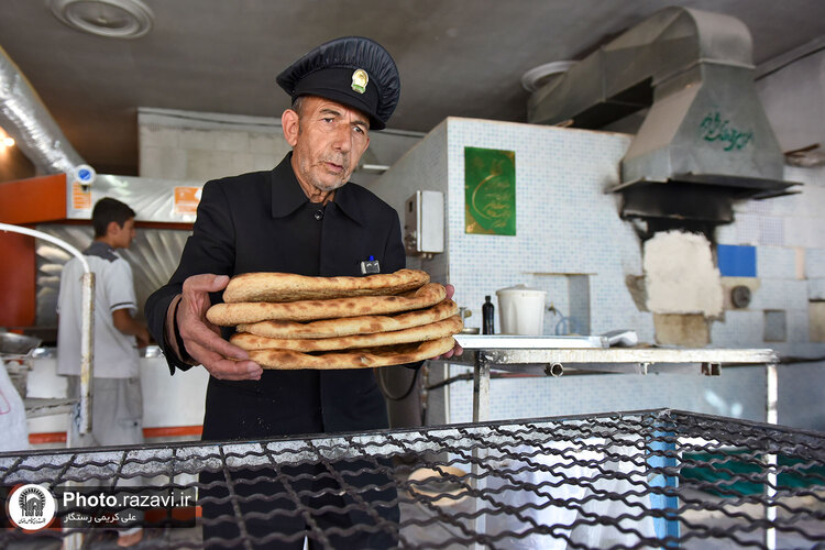 توزیع نان صلواتی به مناسبت شهادت امام حسن عسکری در مشهد