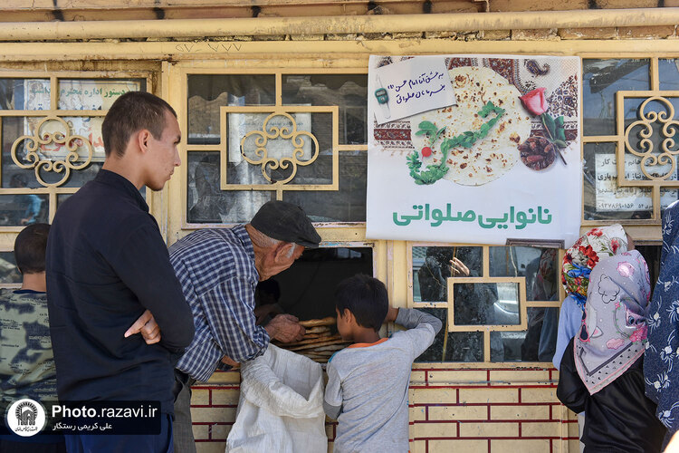 توزیع نان صلواتی به مناسبت شهادت امام حسن عسکری در مشهد