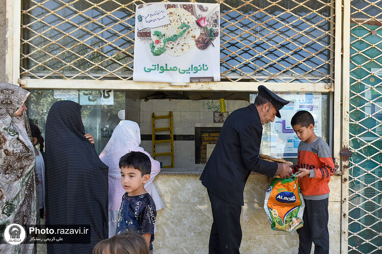 توزیع نان صلواتی به مناسبت شهادت امام حسن عسکری در مشهد