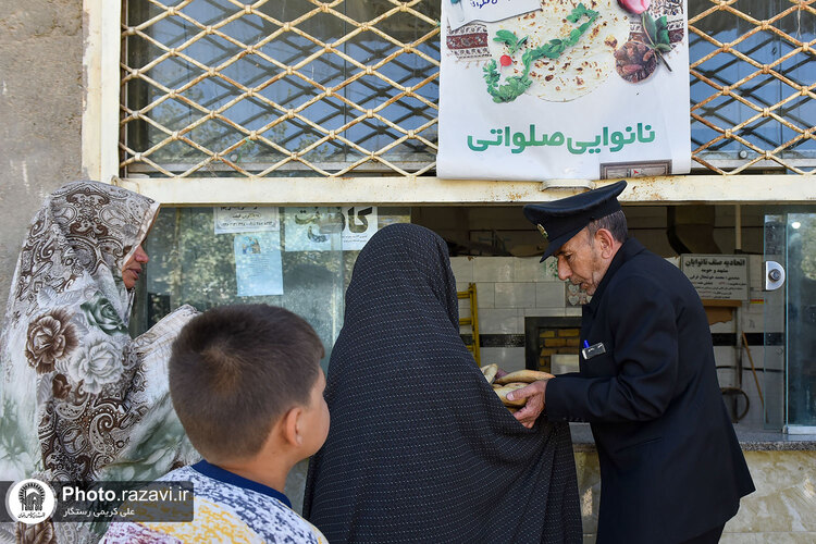 توزیع نان صلواتی به مناسبت شهادت امام حسن عسکری در مشهد