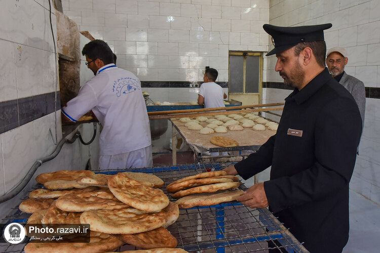 توزیع نان صلواتی به مناسبت شهادت امام حسن عسکری در مشهد