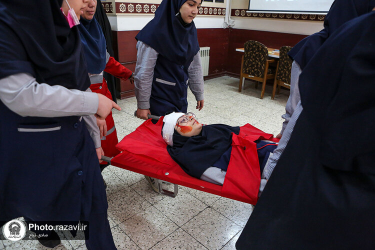 مانور زلزله و ایمنی در دبیرستان دخترانه امام رضا(علیه‌السلام)