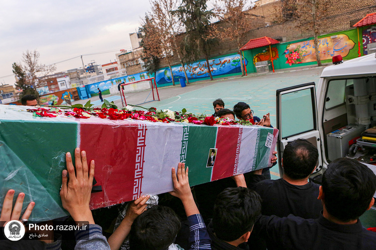 مراسم تشییع پیکر شهید گمنام دفاع مقدس در دبیرستان پسرانه واحد 3 امام رضا(علیه‌السلام)