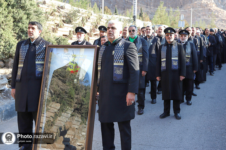 تشرف خدام حرم مطهر رضوی بر سر مزار شهید سلیمانی