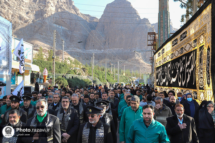 تشرف خدام حرم مطهر رضوی بر سر مزار شهید سلیمانی