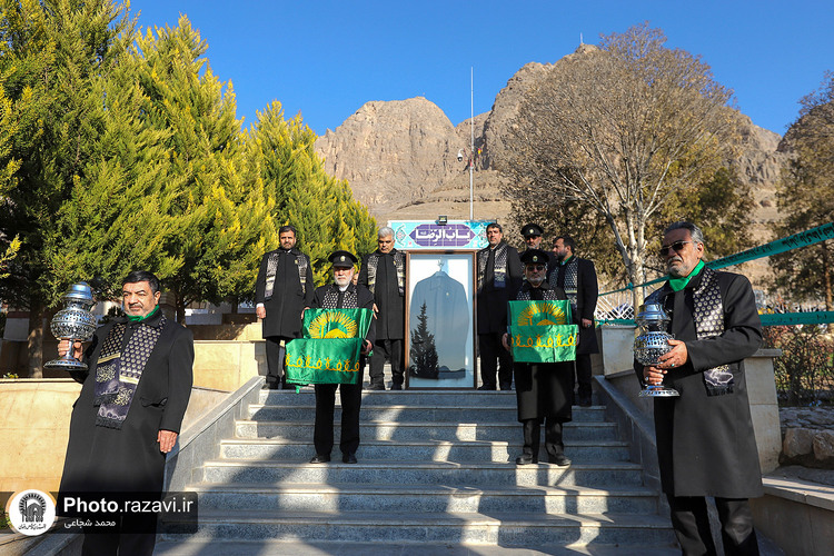 تشرف خدام حرم مطهر رضوی بر سر مزار شهید سلیمانی