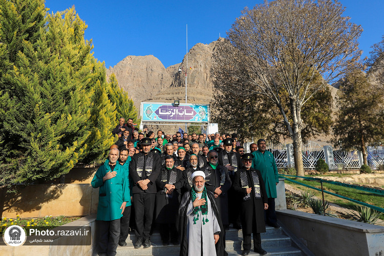 تشرف خدام حرم مطهر رضوی بر سر مزار شهید سلیمانی