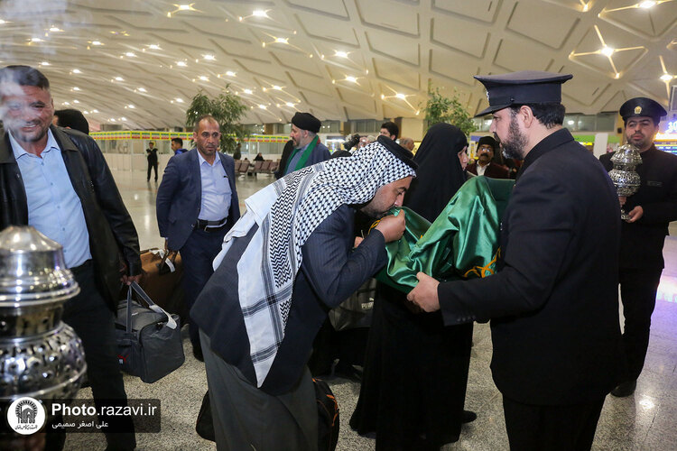 مراسم استقبال از موکب‌داران عراقی توسط خدام حرم مطهر رضوی