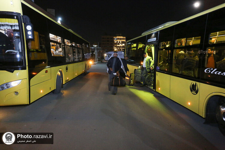 مراسم استقبال از موکب‌داران عراقی توسط خدام حرم مطهر رضوی