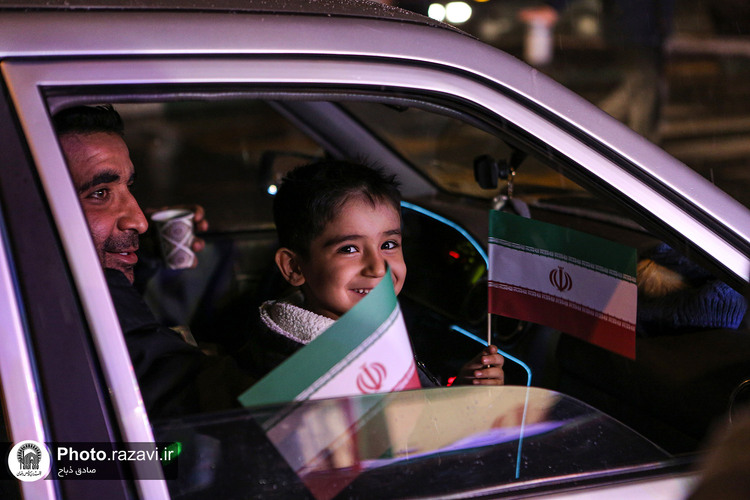 جشن پیروزی انقلاب اسلامی در ایستگاه انقلاب دانش‌آموزان مدارس امام رضا(علیه‌السلام)