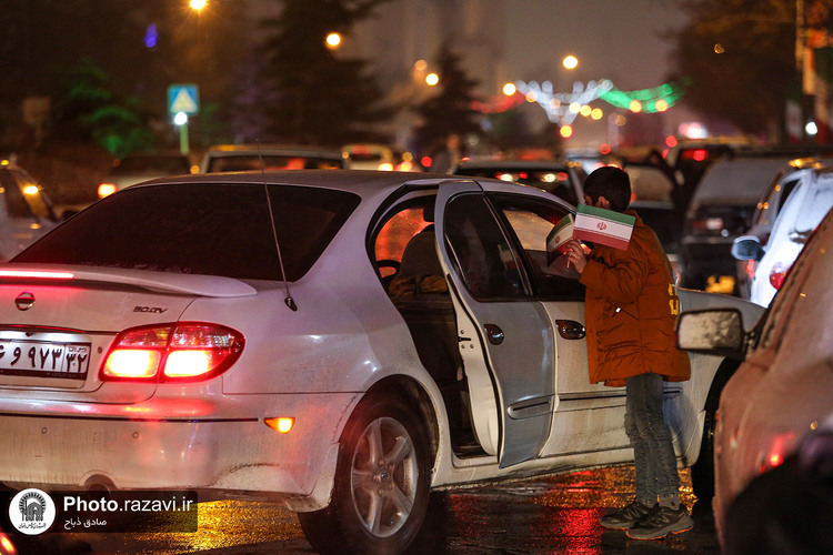 جشن پیروزی انقلاب اسلامی در ایستگاه انقلاب دانش‌آموزان مدارس امام رضا(علیه‌السلام)