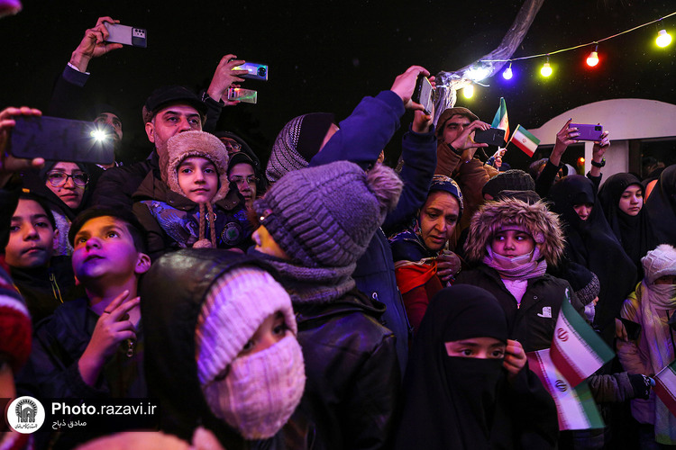 جشن پیروزی انقلاب اسلامی در ایستگاه انقلاب دانش‌آموزان مدارس امام رضا(علیه‌السلام)