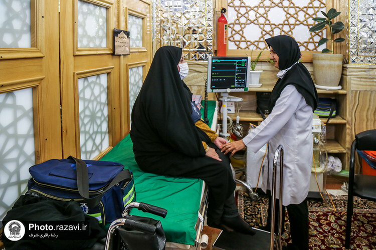 ارائه خدمات پزشکی به زائران حرم مطهر رضوی