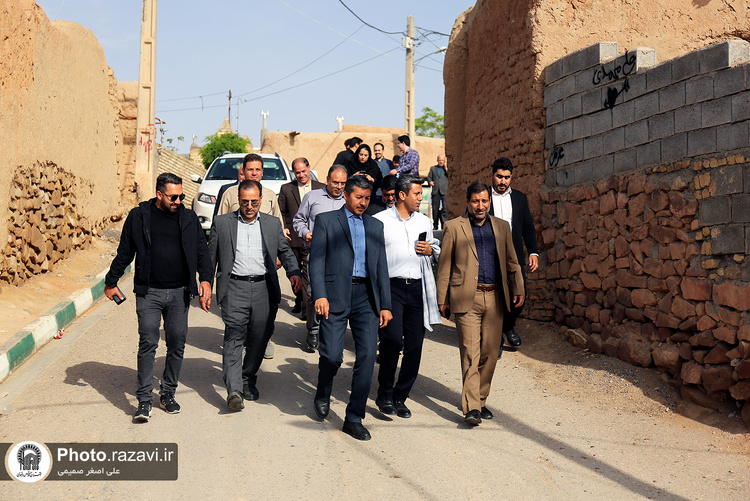 بازدید فرماندار و مدیران اجرایی شهر مشهد از روند خدمت‌رسانی آستان قدس رضوی در روستای هندل آباد