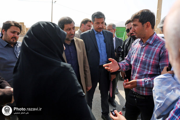 بازدید فرماندار و مدیران اجرایی شهر مشهد از روند خدمت‌رسانی آستان قدس رضوی در روستای هندل آباد