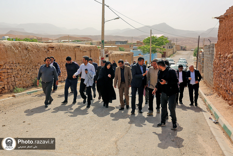 بازدید فرماندار و مدیران اجرایی شهر مشهد از روند خدمت‌رسانی آستان قدس رضوی در روستای هندل آباد
